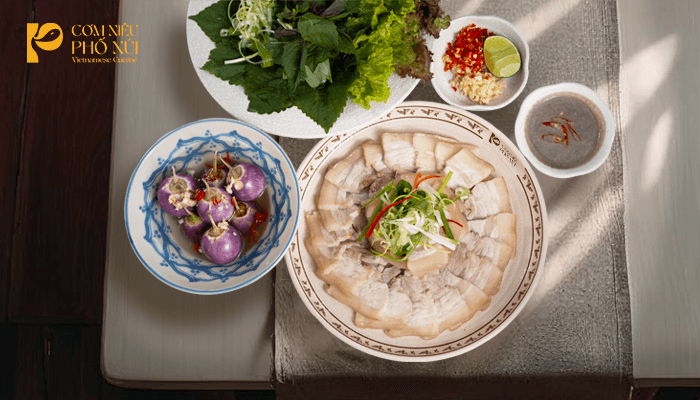 thịt luộc cà pháo mắm tôm