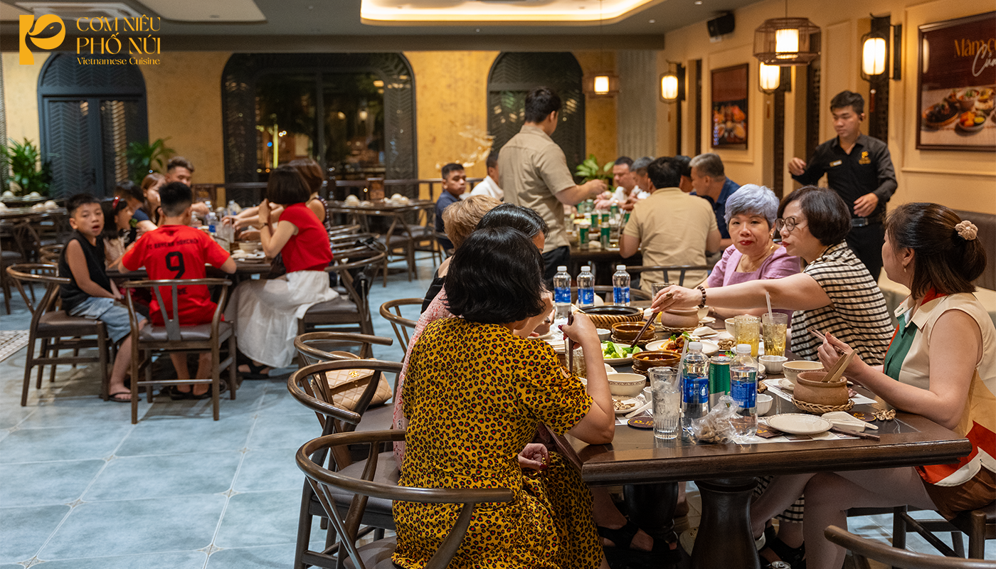 Ăn cơm niêu cá kho tộ cùng nhóm bạn, gia đình – trải nghiệm gắn kết