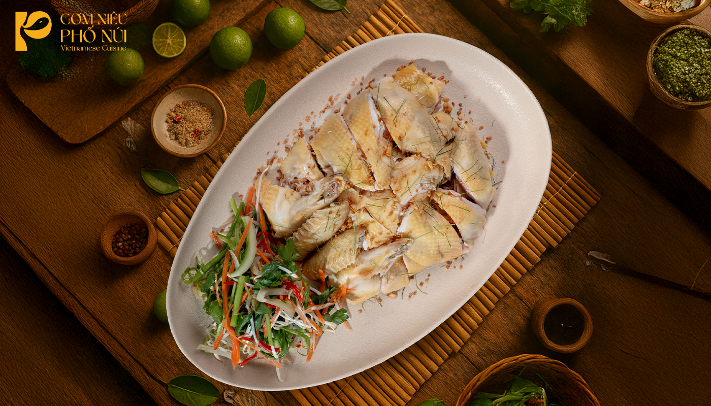 Hương vị khó quên của món gà hấp lá chanh sốt tỏi