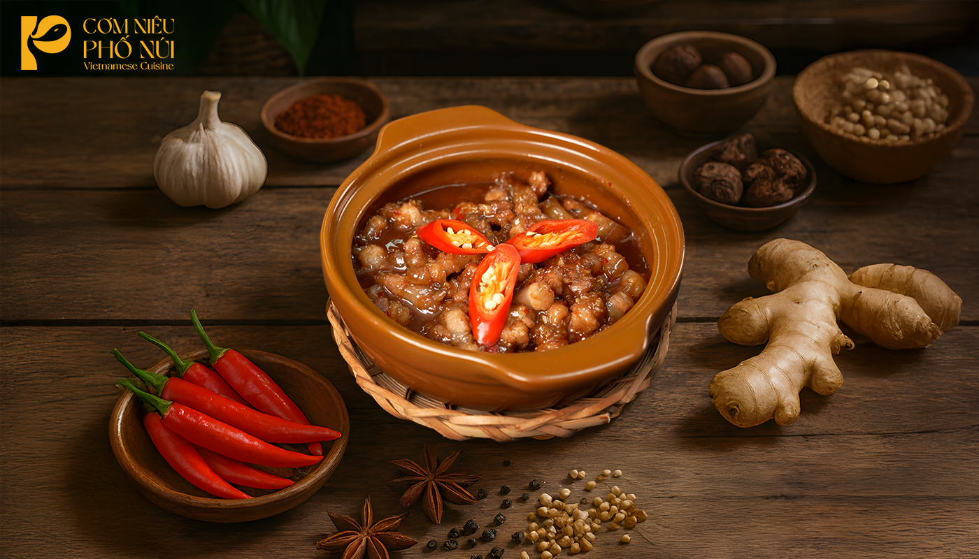 Thịt ba rọi rút sườn xào mắm ruốc Huế trong thực đơn Cơm Niêu PHỐ NÚI