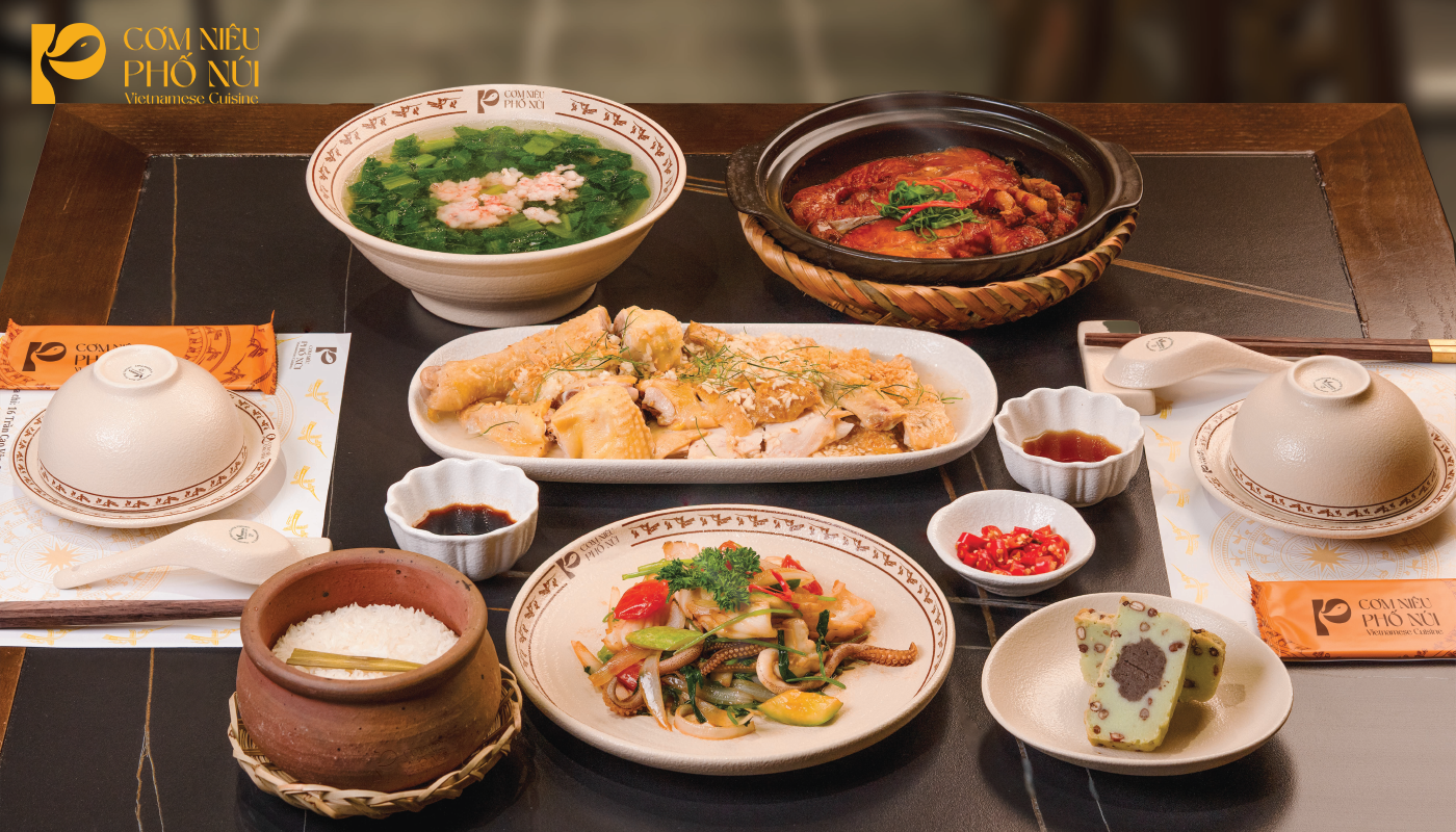 Thưởng thức gà hấp lá chanh sốt tỏi tại Cơm Niêu PHỐ NÚI